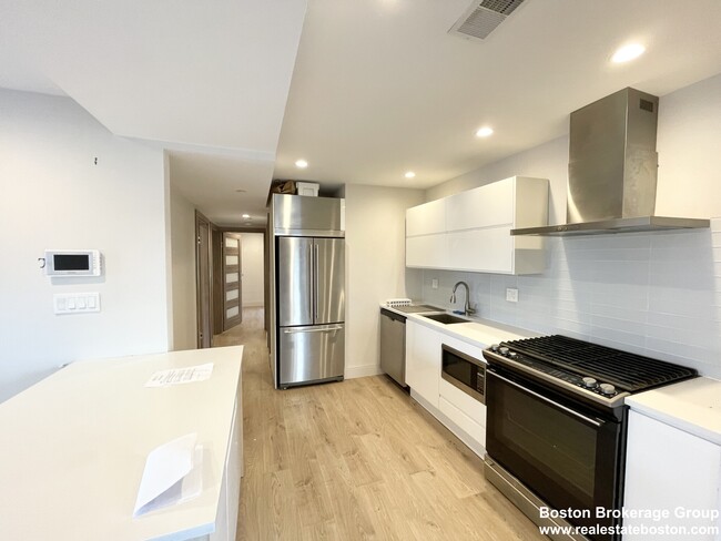 108 Buttonwood St, Unit 3 in Boston, MA - Building Photo - Building Photo