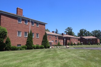 Briardale Commons in Euclid, OH - Foto de edificio - Building Photo