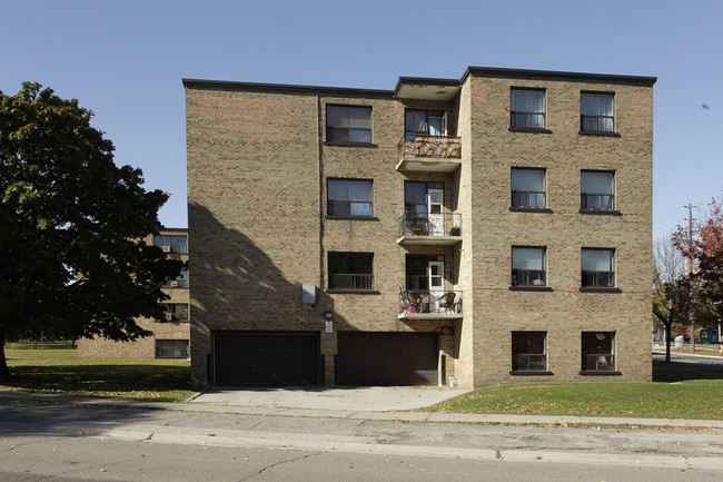 2 Kinsdale Ln in Toronto, ON - Building Photo - Building Photo