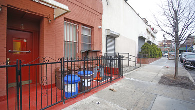 131 Ryerson St in Brooklyn, NY - Building Photo - Building Photo