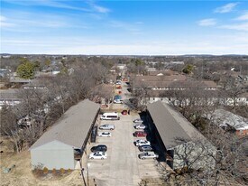 884 W Holly St in Fayetteville, AR - Building Photo