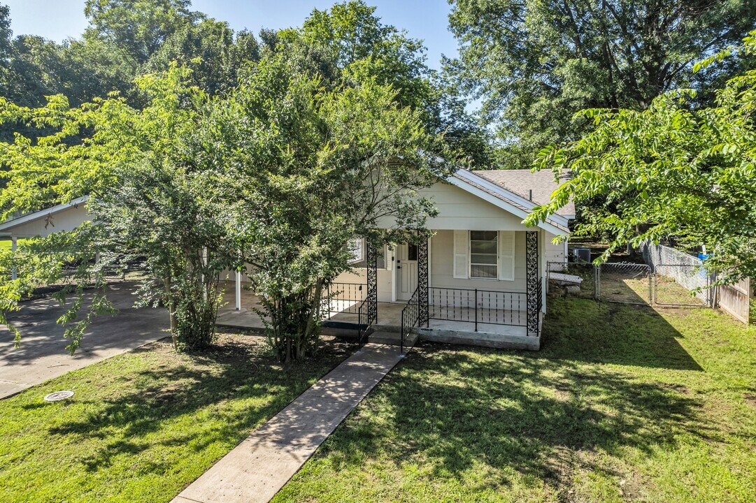 114 E Ross Ave in Sapulpa, OK - Building Photo