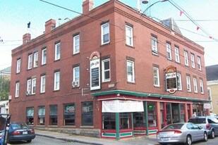 372-380 Thames St in Newport, RI - Building Photo