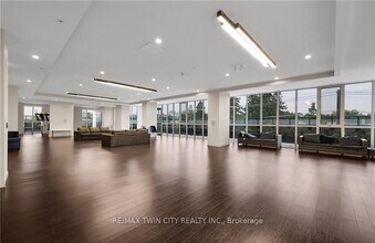 130 King St S in Waterloo, ON - Building Photo - Building Photo