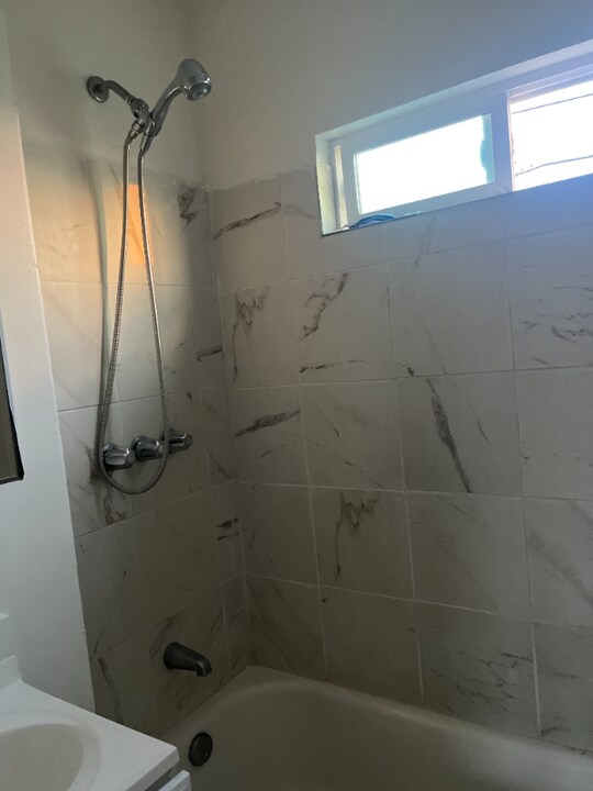 1724 1/2-1724 1/2 W 45th St in Los Angeles, CA - Building Photo