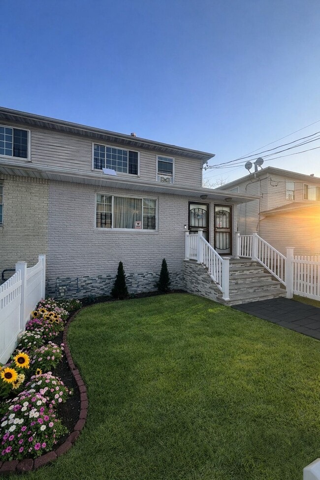 6951 Almeda Ave, Unit 2 in Arverne, NY - Building Photo - Building Photo