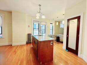 184 Saint Paul St, Unit 2 in Brookline, MA - Building Photo - Building Photo