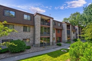 7 Greenbriar Dr, Unit 104 in North Reading, MA - Building Photo