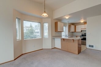 485 SW Bayshore Dr in Oak Harbor, WA - Building Photo - Building Photo