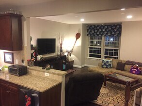 6193 Royal Crest Ln in Alexandria, VA - Foto de edificio - Building Photo