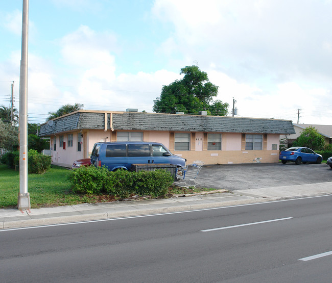 6911 Pembroke Rd in Pembroke Pines, FL - Building Photo - Building Photo