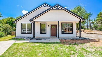 819 Crow Ct in Granbury, TX - Building Photo