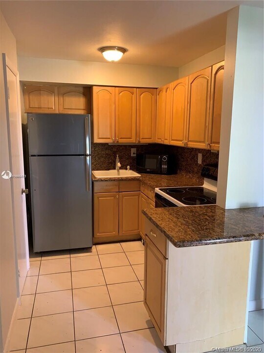 8701 SW 141st St-Unit -A3 in Palmetto Bay, FL - Foto de edificio