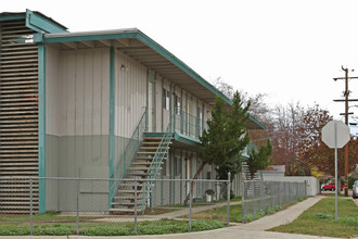 Sierra Pine Apartments in Fresno, CA - Foto de edificio - Building Photo