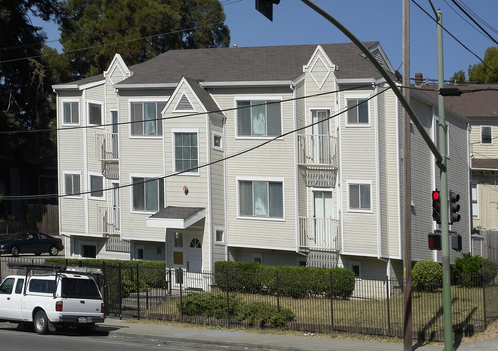 3233 Harrison St in Oakland, CA - Foto de edificio