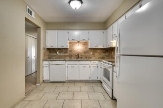 1606 Leona Dr in College Station, TX - Building Photo - Building Photo