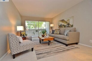 325 Kitty Hawk Rd in Alameda, CA - Building Photo