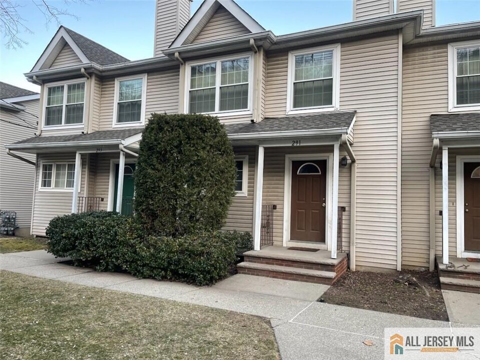 291 Undercliff Ave in Edgewater, NJ - Building Photo