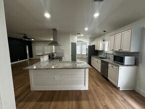 7822 Bur Oak Way in San Antonio, TX - Building Photo - Building Photo