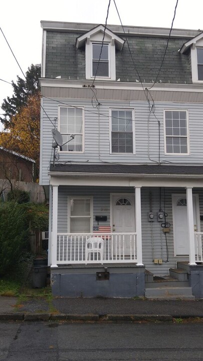 228 Coal st in Port Carbon, PA - Building Photo