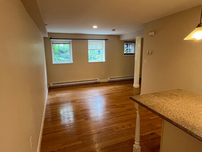317 Saint Paul St, Unit 5 in Brookline, MA - Foto de edificio - Building Photo