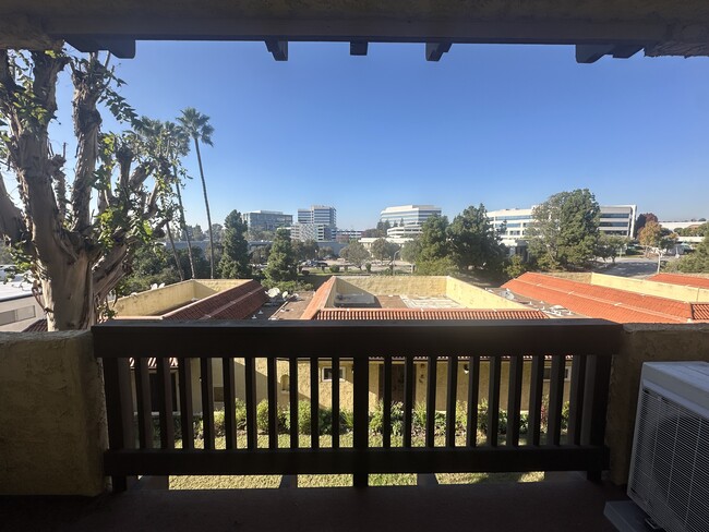 5950 Buckingham Pky, Unit 511 in Culver City, CA - Foto de edificio - Building Photo