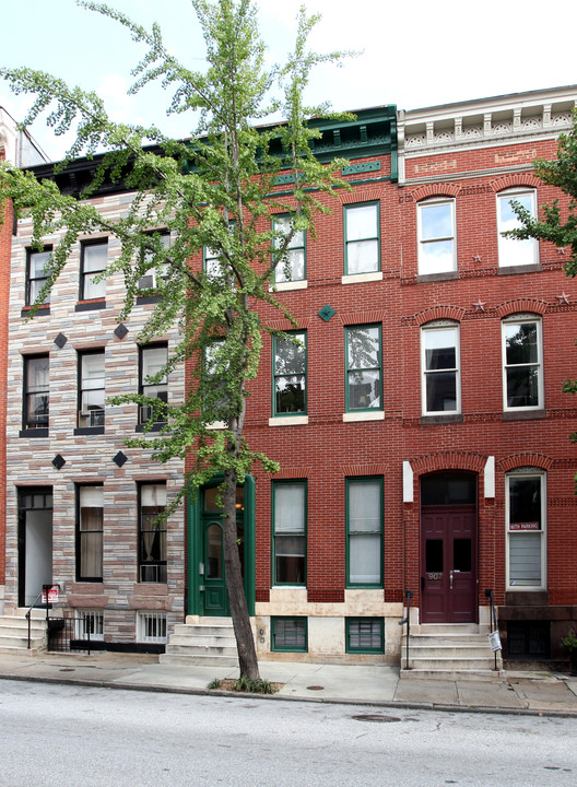 909 N Calvert St in Baltimore, MD - Foto de edificio