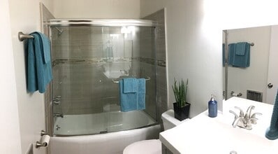 14718 Magnolia Blvd in Sherman Oaks, CA - Foto de edificio - Building Photo