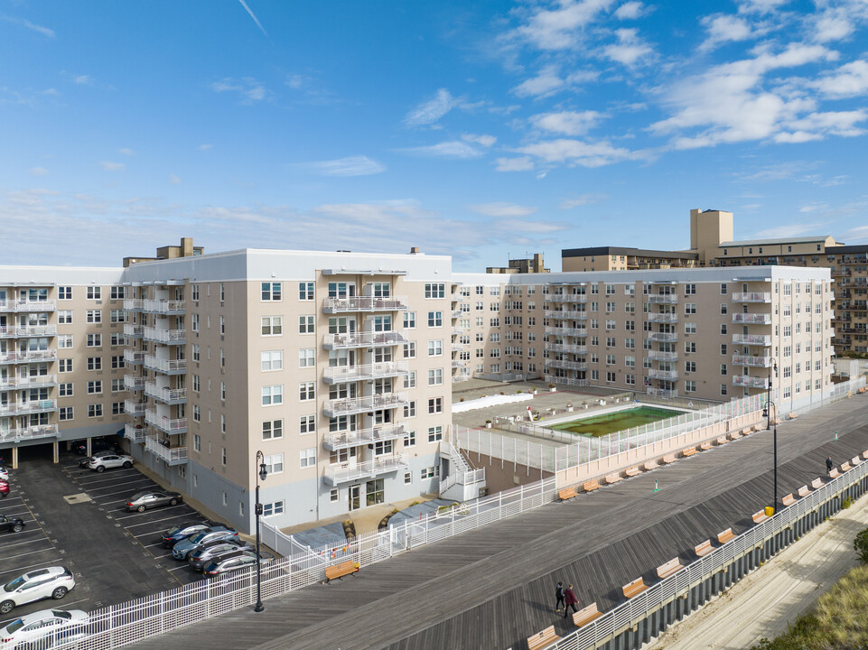 Parker Deauville in Long Beach, NY - Building Photo