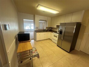 5520 Ohio Ave, Unit 201 in Lady Lake, FL - Foto de edificio - Building Photo