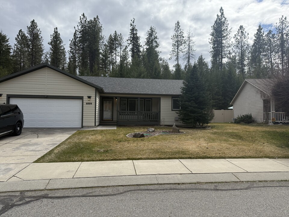 6009 Ruby Way in Nine Mile Falls, WA - Foto de edificio