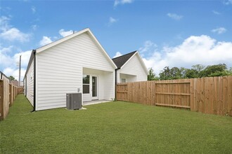 2406 Mann St in Houston, TX - Foto de edificio - Building Photo