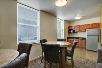 Latitude in Milwaukee, WI - Foto de edificio - Building Photo