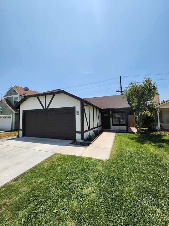 947 W Manzanita St in Bloomington, CA - Building Photo