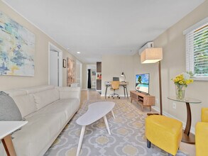 1034 NE 36th St in Oakland Park, FL - Building Photo - Building Photo