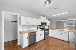 5313 Perry Ave in Galveston, TX - Building Photo