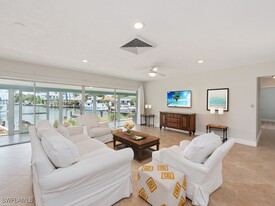 945 Sundrop Ct in Marco Island, FL - Building Photo - Building Photo