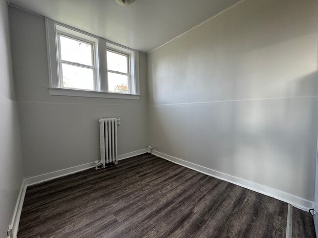 208 Giles Blvd E in Windsor, ON - Building Photo - Building Photo