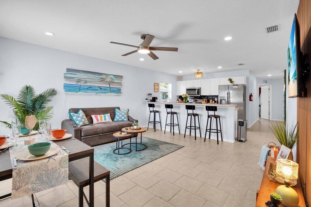 8615 44th Avenue Dr W in Bradenton, FL - Building Photo