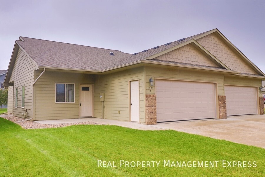 Amazing 3 bedroom with high ceilings in Sioux Falls, SD - Building Photo