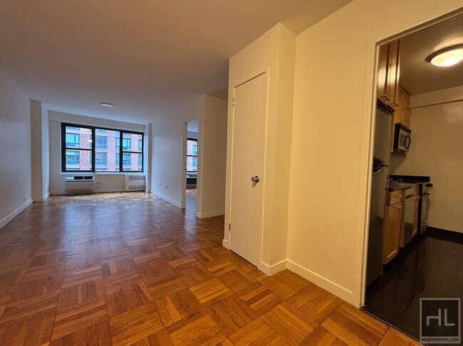 Fourth Avenue, Unit 14L