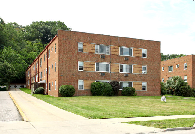 Hillcrest Terrace Apartments in Euclid, OH - Building Photo - Building Photo