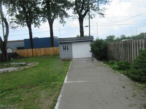 1329 Craneing Rd in Wickliffe, OH - Foto de edificio - Building Photo