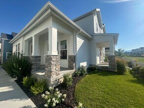10682 S Kestrel Rise Rd in South Jordan, UT - Building Photo - Building Photo