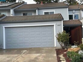 105 Via Cabrera Ln in Martinez, CA - Building Photo