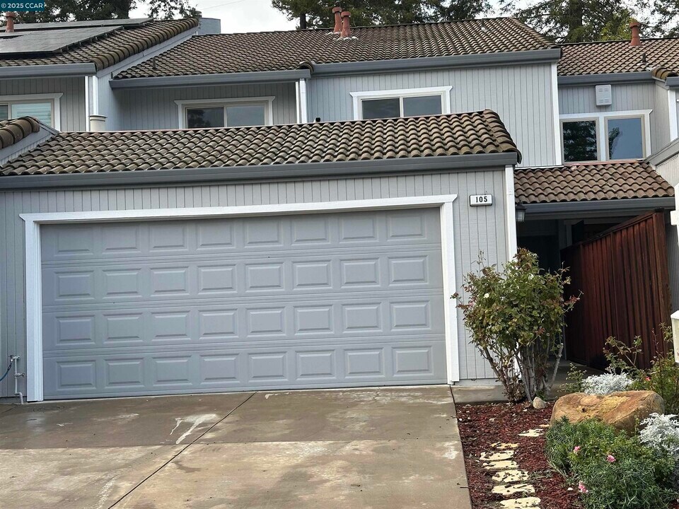 105 Via Cabrera Ln in Martinez, CA - Building Photo