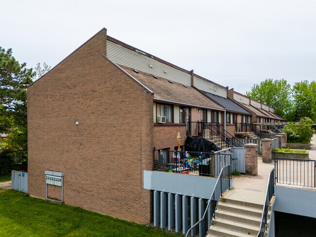 75 Old Chicopee Dr in Kitchener, ON - Building Photo - Primary Photo