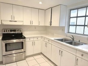 10901 N Kendall Dr in Miami, FL - Building Photo - Building Photo
