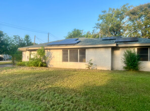 502 N Mahan St in Richwood, TX - Foto de edificio - Building Photo