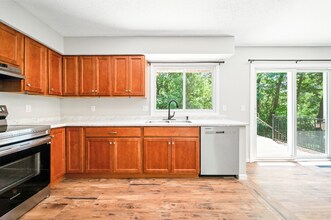 7680 Berkshire Way in Osseo, MN - Foto de edificio - Building Photo